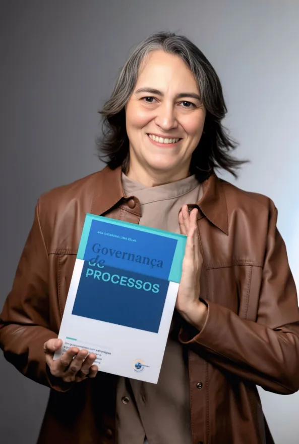 Ana Catarina Lima Silva segurando seu livro Governança de Processos