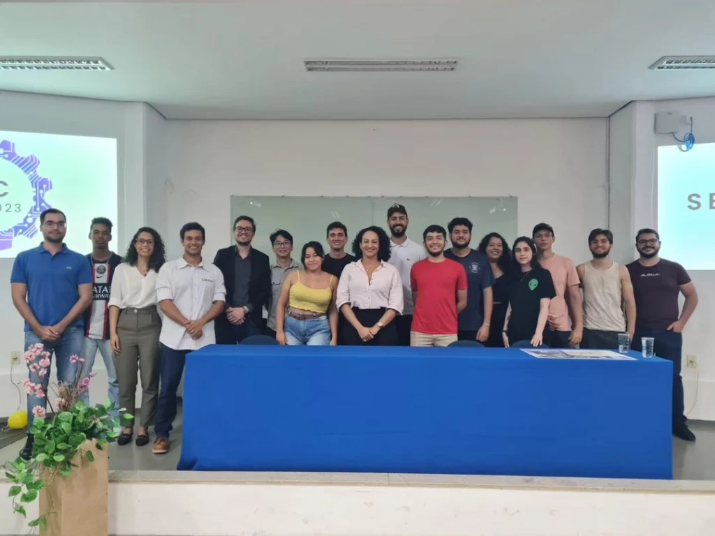 Equipe organizadora e discentes no palco do evento