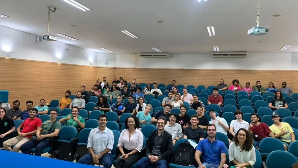 Auditório lotado com participantes da semana acadêmica