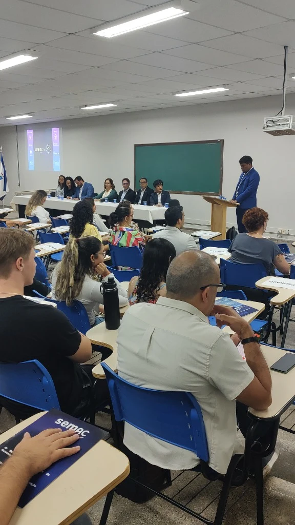 Mesa solene de abertura com representantes e plateia