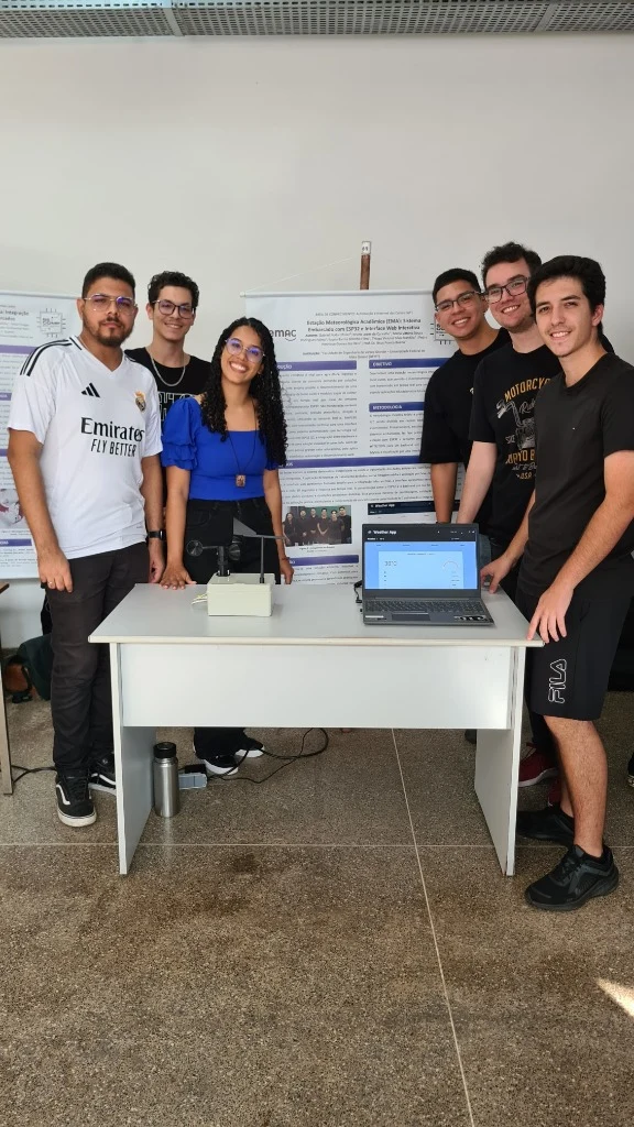 Estudantes apresentando projeto de estação meteorológica com ESP32