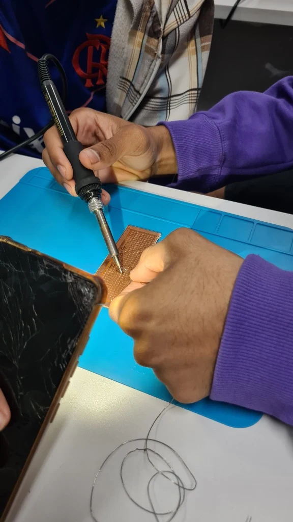 Atividade prática hands-on de soldagem e circuitos eletrônicos