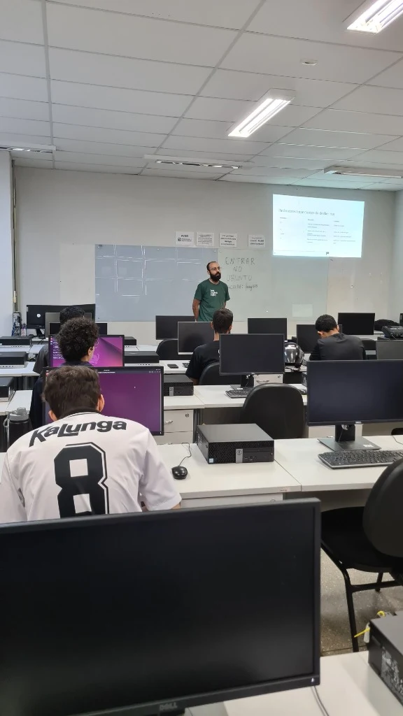 Minicurso e aula prática de computação e sistemas em laboratório